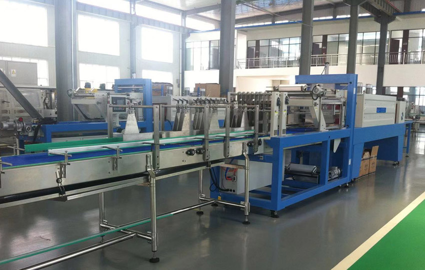 Shrink wrap packaging machine