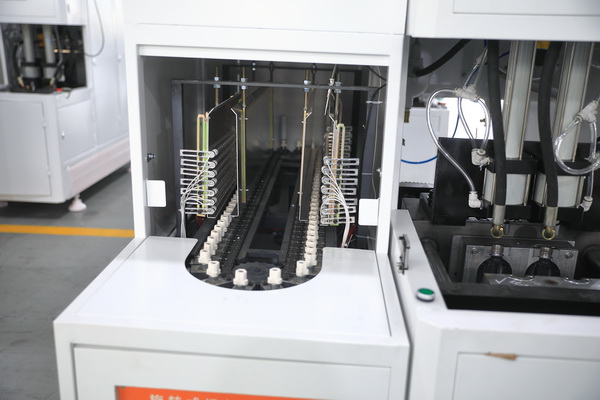 Semi-automatic blow molding machine