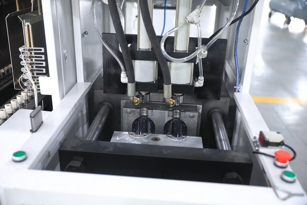 Semi-automatic blow molding machine
